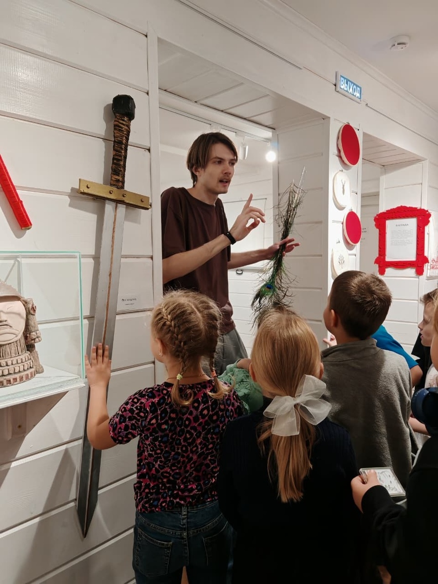 Внимательно слушаем экскурсовода в Музее кукол и детской книги