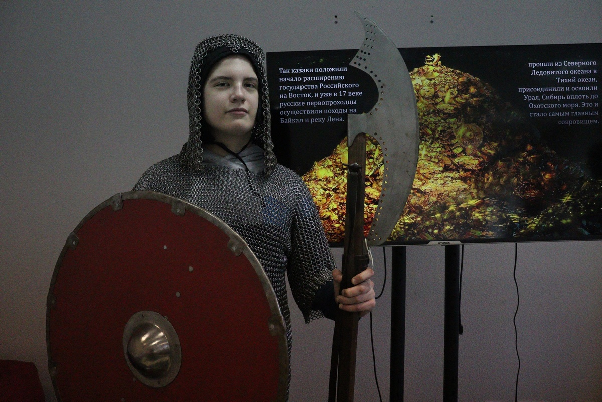 Ученики примеряют кольчугу и средневековое оружие — экспонаты Музея ВДВ в школе семейного образования «Эврика»