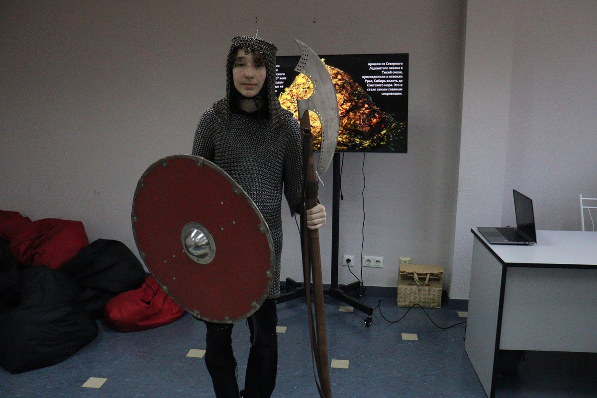 Ученики примеряют кольчугу и средневековое оружие — экспонаты Музея ВДВ в школе семейного образования «Эврика»