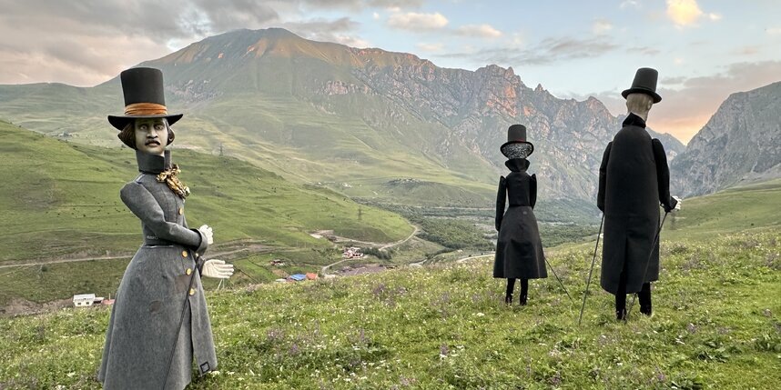    Великанцы Достоевский, Пушкин и Гоголь во время съёмок в Северной Осетиипредоставлены театром "Кукольный формат"