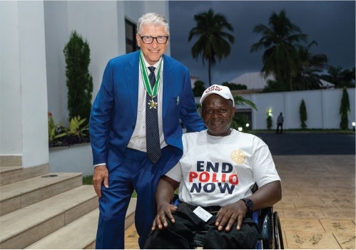 В июне Билл Гейтс посвятил награду, полученную им от президента Нигерии, вождю Аюбе Гуфвану. Гуфван, парализованный в возрасте 5 лет в результате полиомиелита, является исполнительным секретарем Национальной комиссии Нигерии по делам инвалидов и генеральным директором организации «Инвалидные коляски для Нигерии».