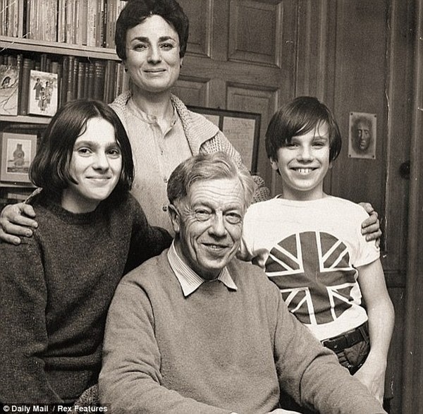 Дэниэл (справа) с семьей