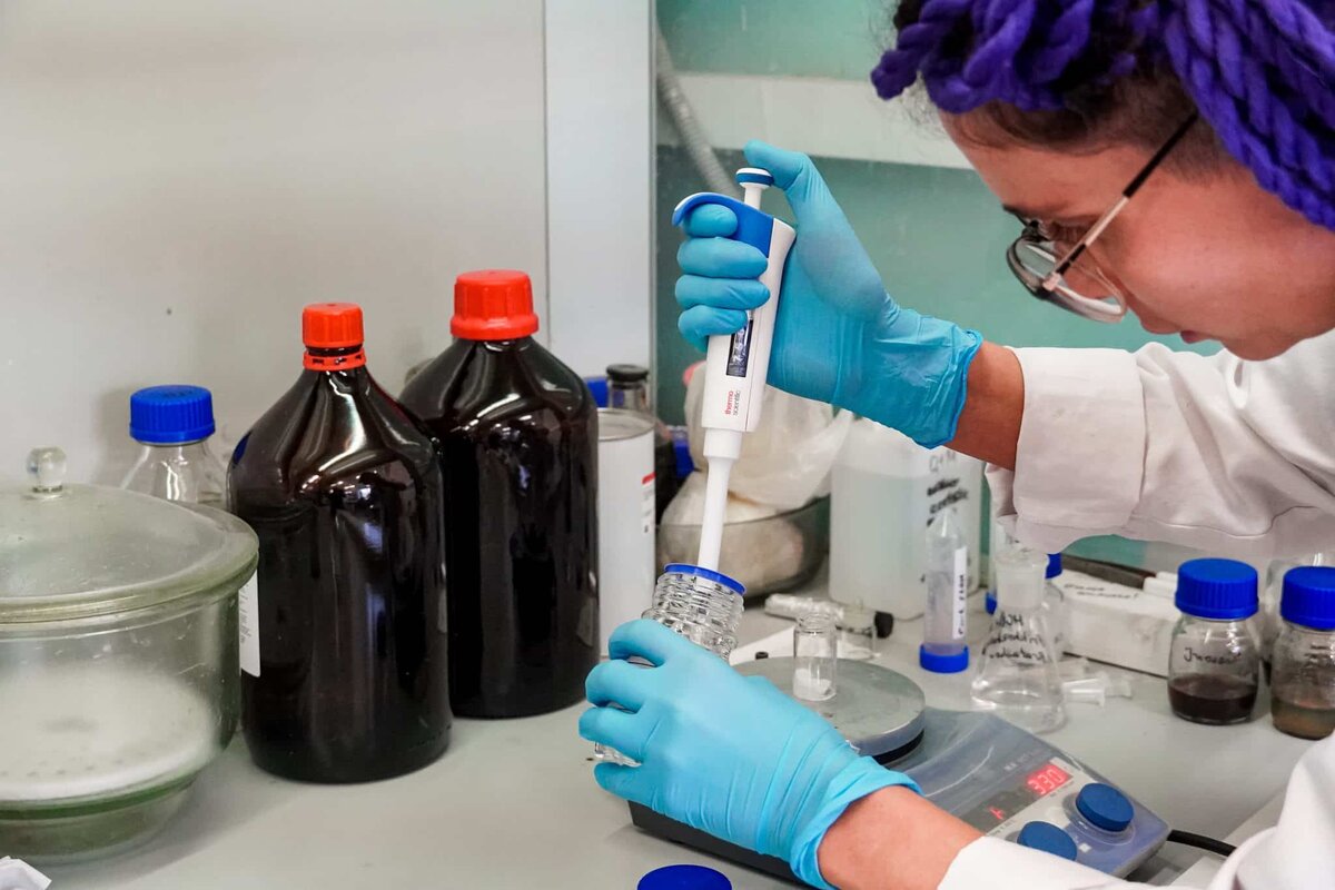    Приготовление раствора для формования / © Дмитрий Ковшов, Саратовский университет