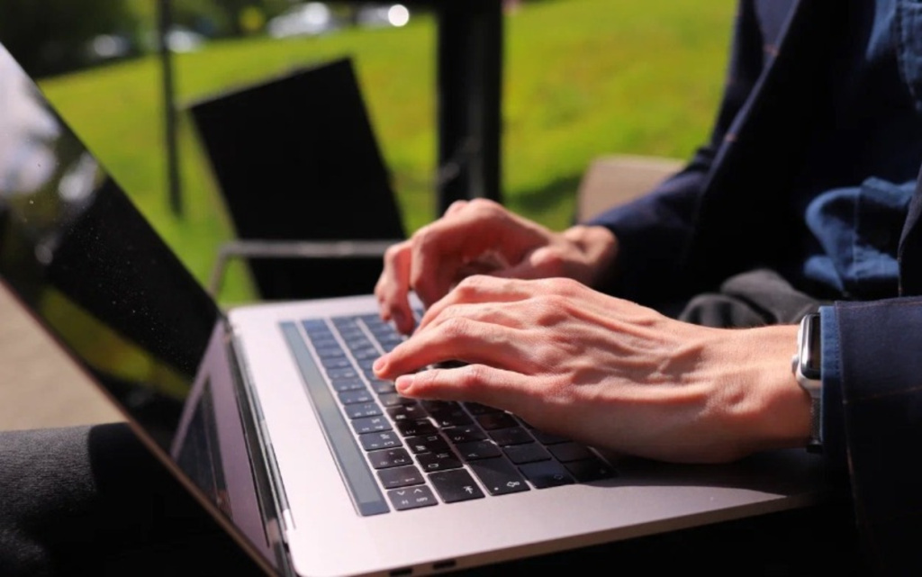 Подать заявление на субсидии или льготы можно онлайн через «Госуслуги». Фото: Амир Закиров