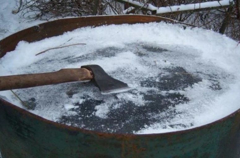 Что сделать, чтобы полные воды бочки не треснули зимой?