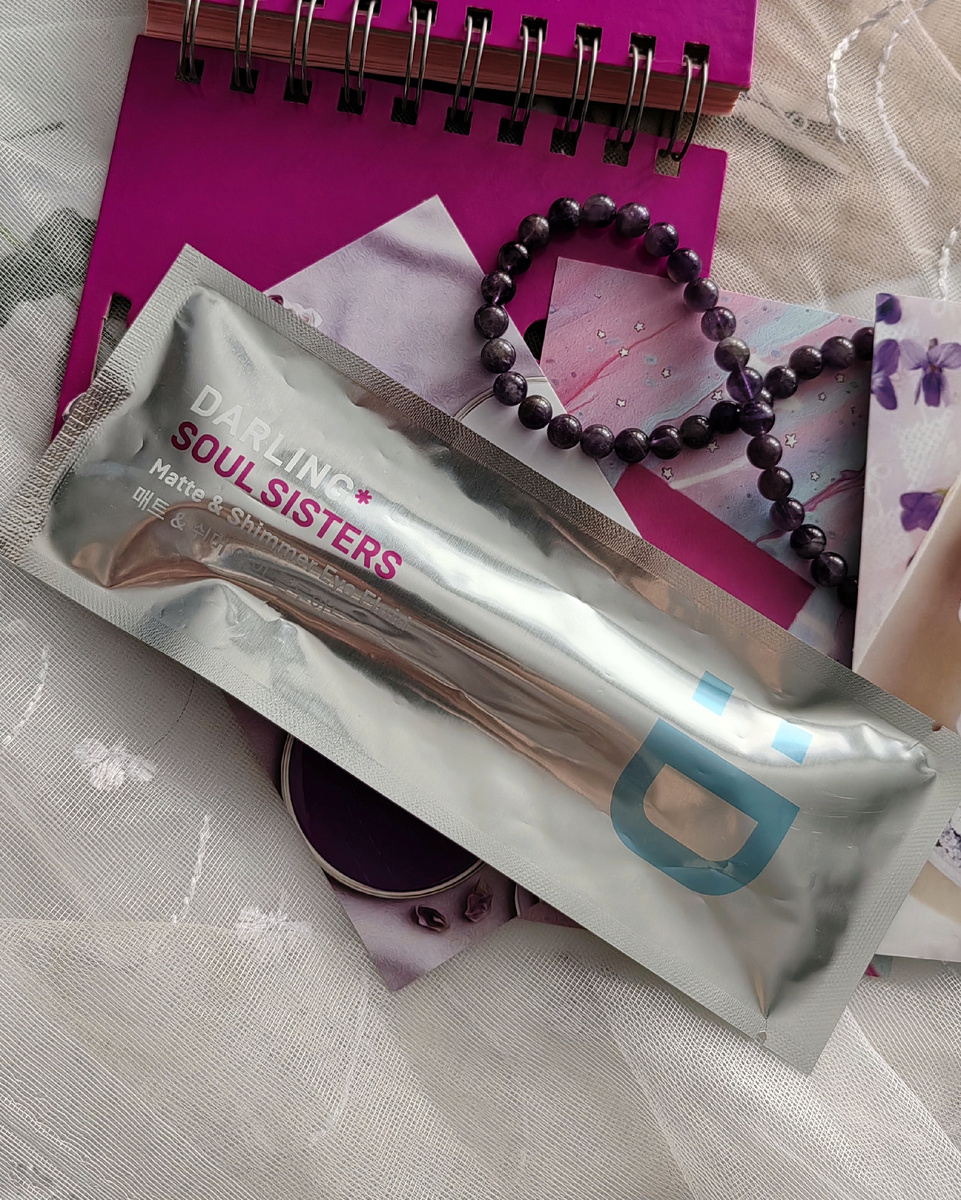 Жидкие тени от бренда "Darling*", упаковка 