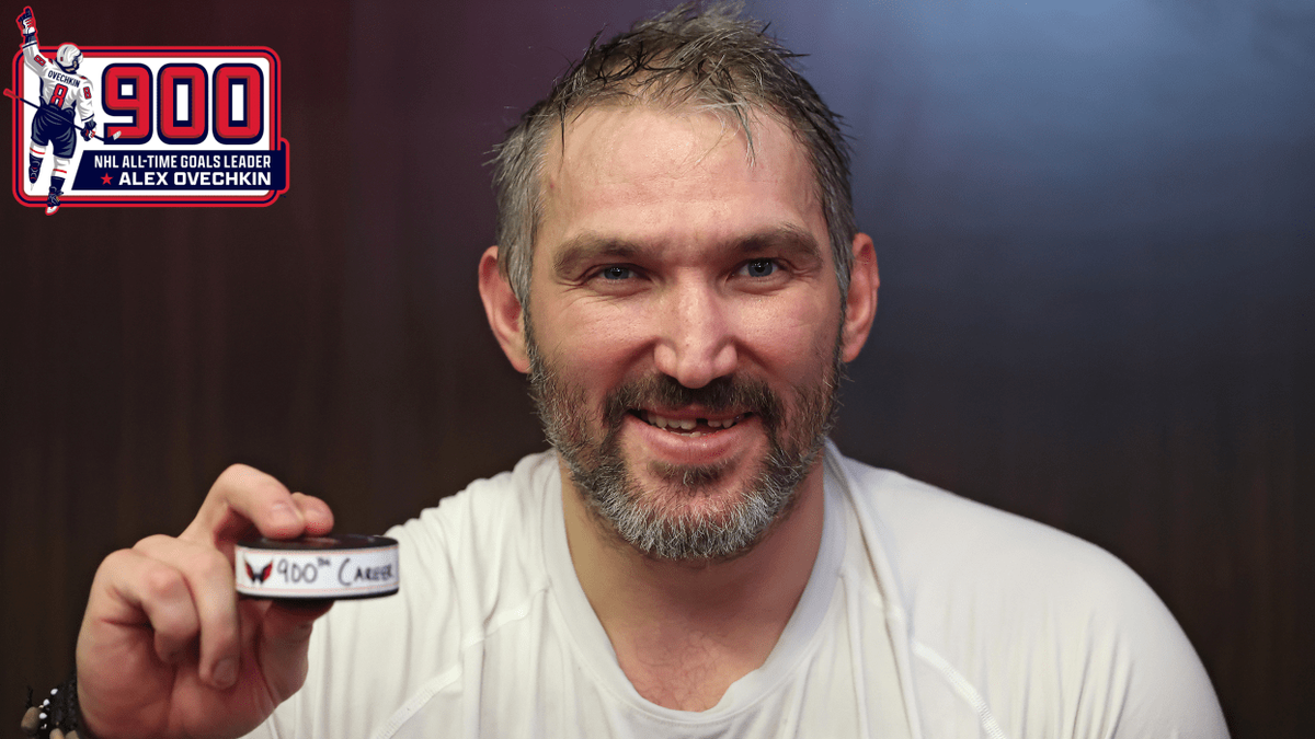 Александр Овечкин с юбилейной шайбой, заброшенной в матче с "Сент-Луисом". Фото: НХЛ