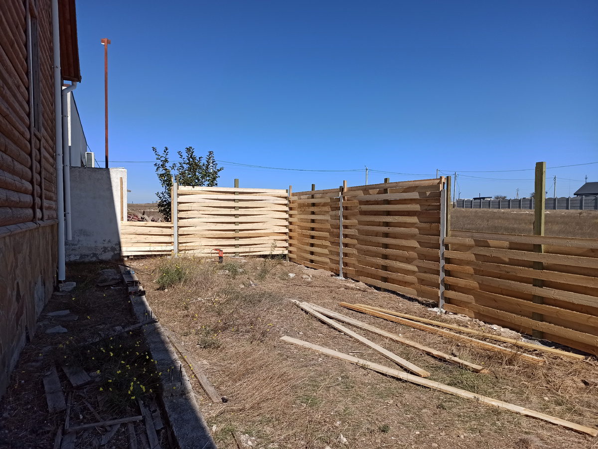 Бетонный забор на заднем плане.