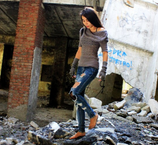 Босыми ногами по битому кирпичу? Не сцыие. Вы так не можете.