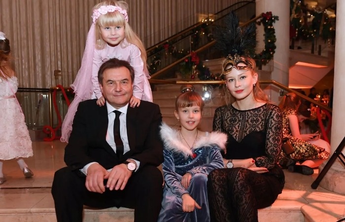 Алексей Учитель и Юлия Пересильд с дочками.