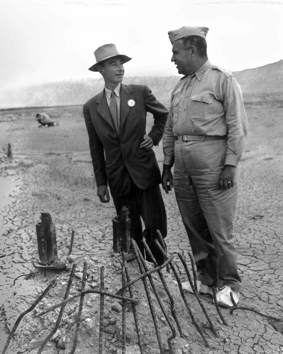 Американский физик Роберт Оппенгеймер и генерал Лесли Гровс из инженерного корпуса Армии США