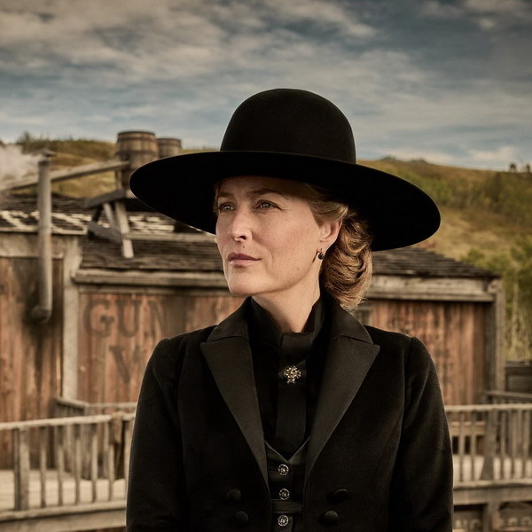     Джиллиан Андерсон и Лена Хиди сражаются за свою землю в трейлере «Покинутых»