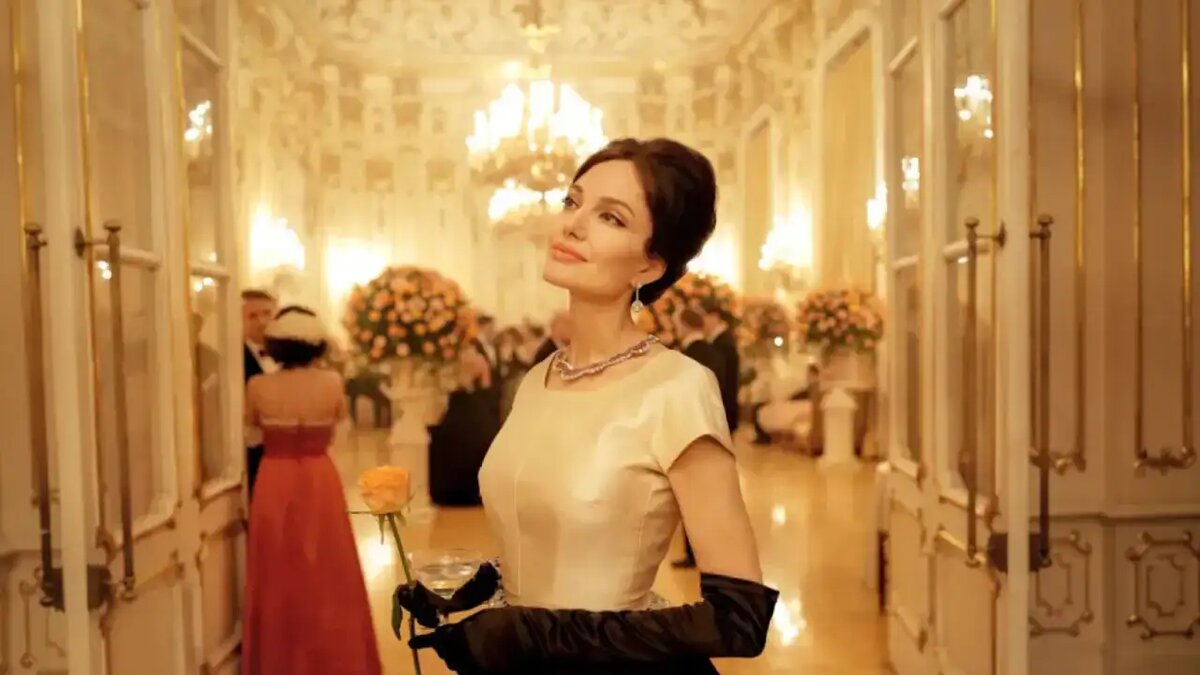    Анджелина Джоли в роли Марии Каллас. © Кадр из фильма «Мария»