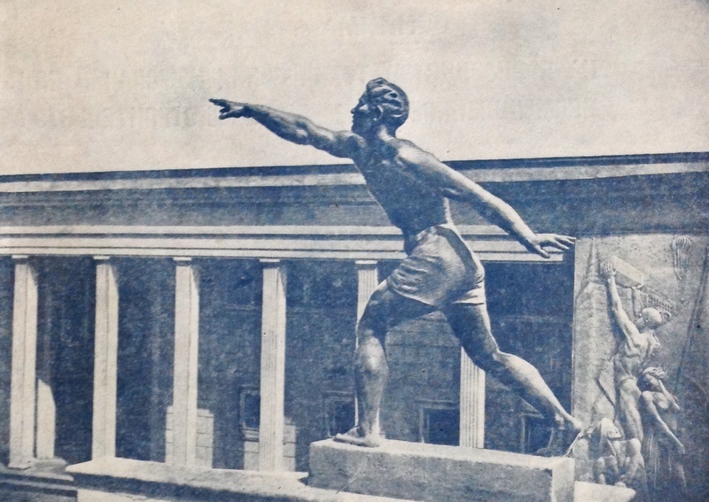 Скульптура у входа на восточную трибуну стадиона. На заднем плане — несохранившийся барельеф на стене павильона. 1936 год