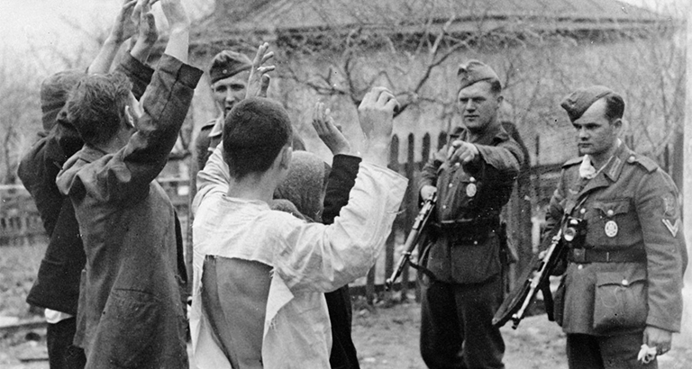 Ее сдал немцам родной дядя. А в последнем бою подвела даже граната. Что на самом деле случилось с юной разведчицей?