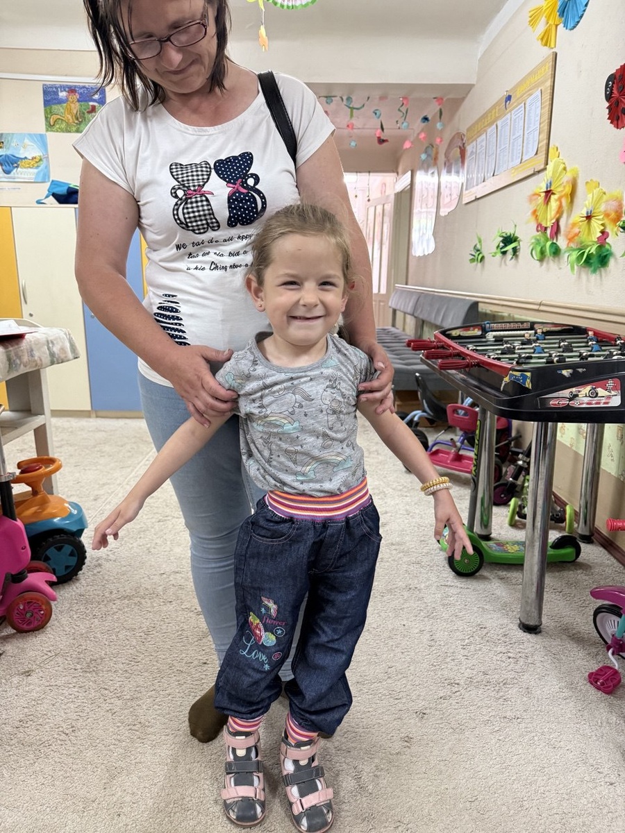 Катя учится ходить