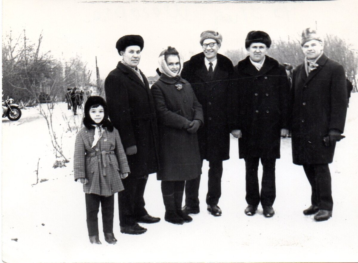 Учителя Шегарской средней школы на ноябрьской демонстрации, слева направо: Якунин А.И., Ярошкина К.М., Лисеев П.А., Колесниченко Н.А., Ярошкин Н.Н., 1971 г.