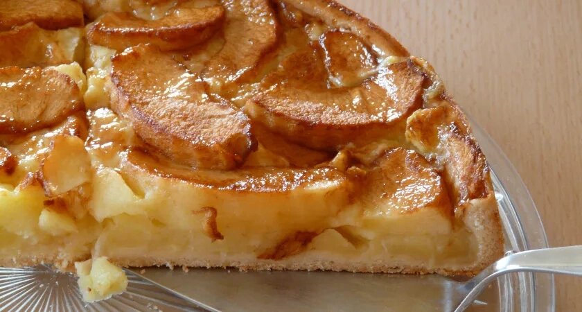    Замешиваем за 5 минут и подаем ароматный яблочный пирог: съедается до того, как успеет остыть — намного вкуснее и прекраснее шарлотки