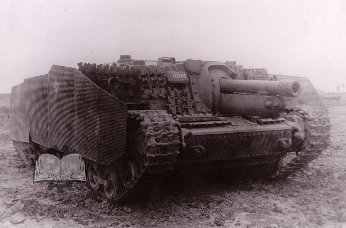 Она же в 1945 году. Приварка на бронировке орудиной установки - очень харакерный признак.