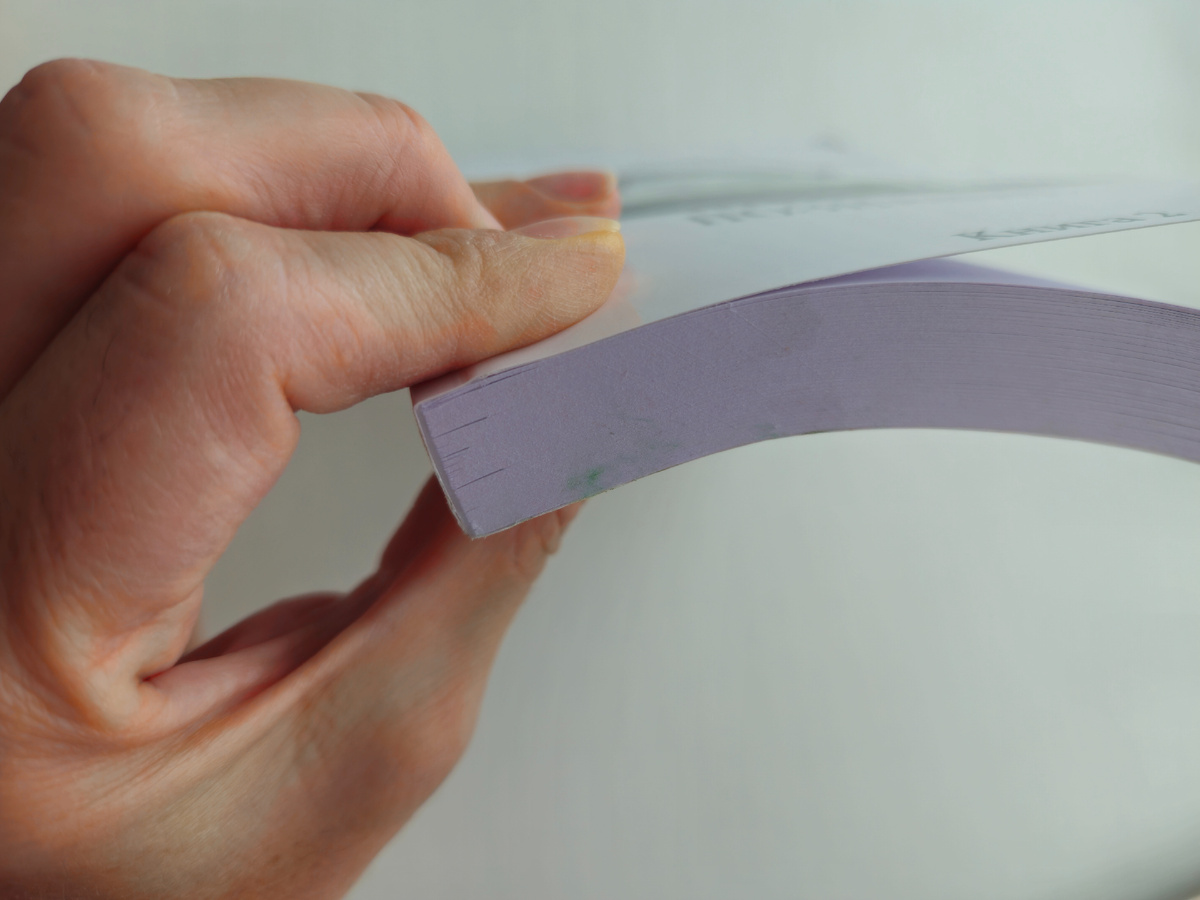 Снизу посылки книга была намокшей, и закрашена от коробки. Фото: Марина Н. Макарова, Омск, 6нояб25.