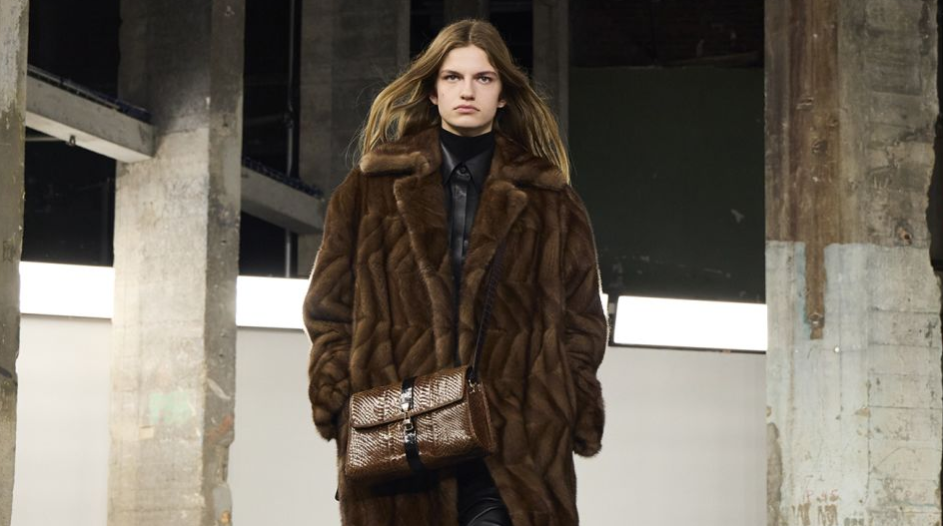 На недели моды в Париже дизайнер Габриэла Херст показала шубу из натурального меха в рамках "кампании по реабилитации" (Paris Fashion Week AW25)