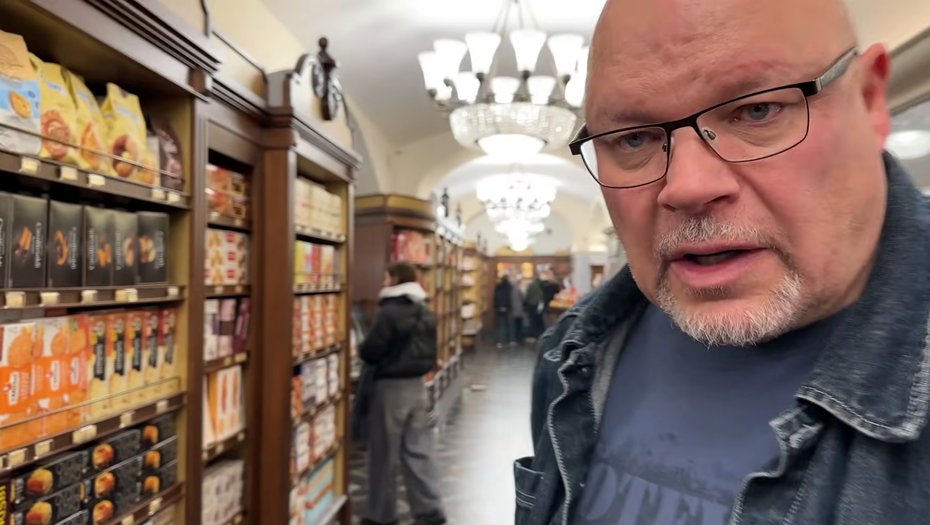 Автор фото: youtube.com/@TurtiainenAno. Бывший финский депутат Ано Туртиайнен в ГУМе. Москва, Россия. Снимок с видео, мксимально возможное качество.