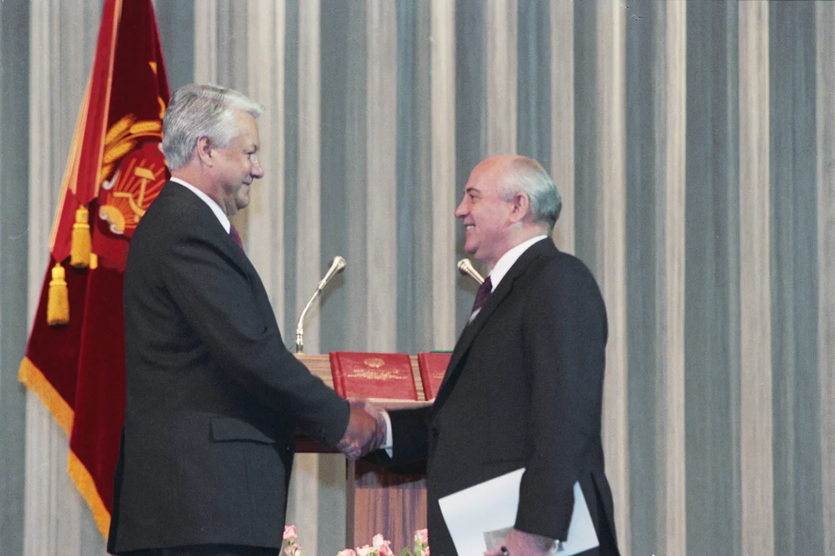 Инаугурация Бориса Ельцина 10 июля 1991 года. Президент РСФСР Борис Николаевич Ельцин и президент СССР, Генеральный секретарь ЦК КПСС Михаил Сергеевич Горбачев (слева направо)
Юрий Лизунов, Александр Чумичев / ТАСС