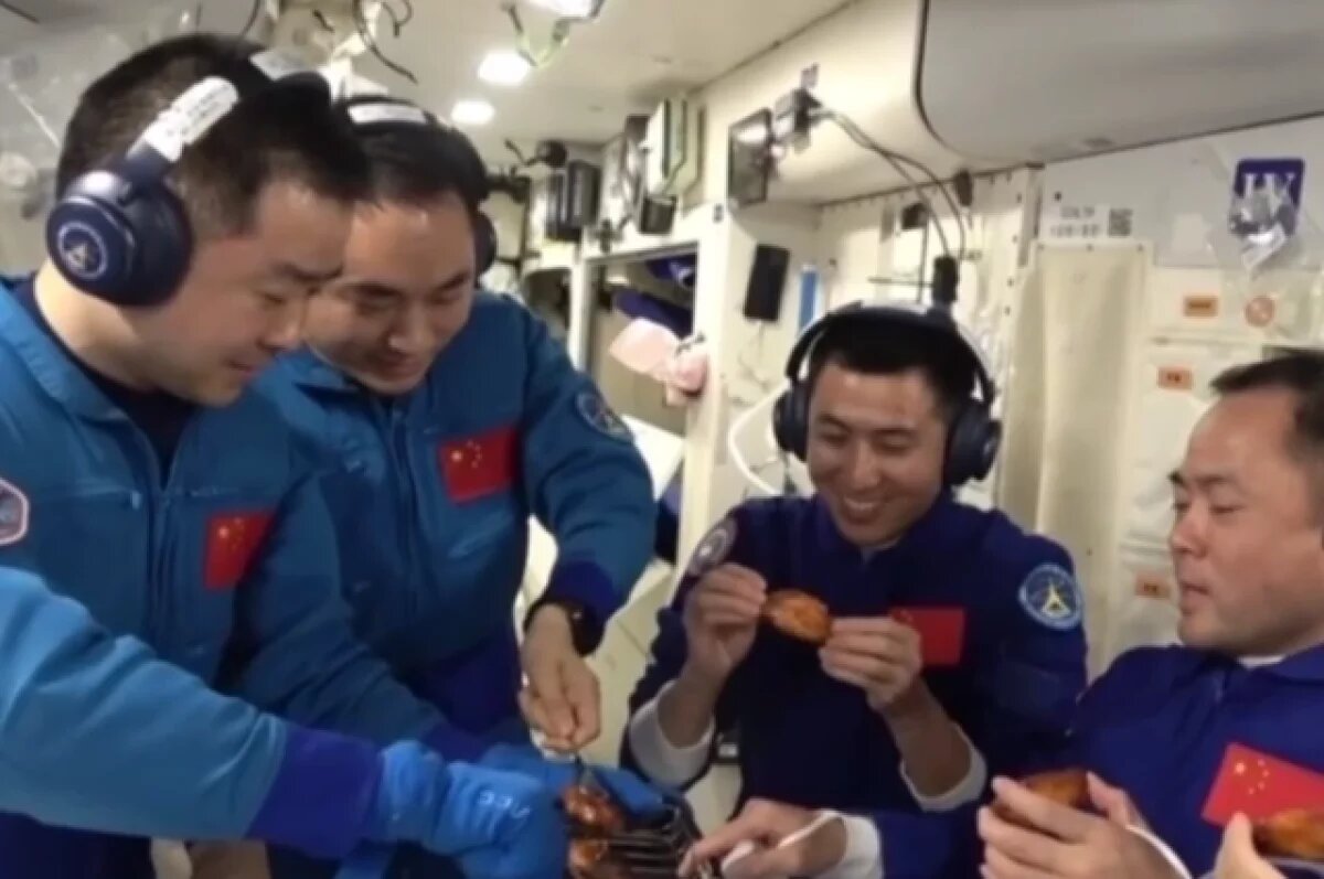    Китайские космонавты на космической духовке приготовили барбекю на орбите