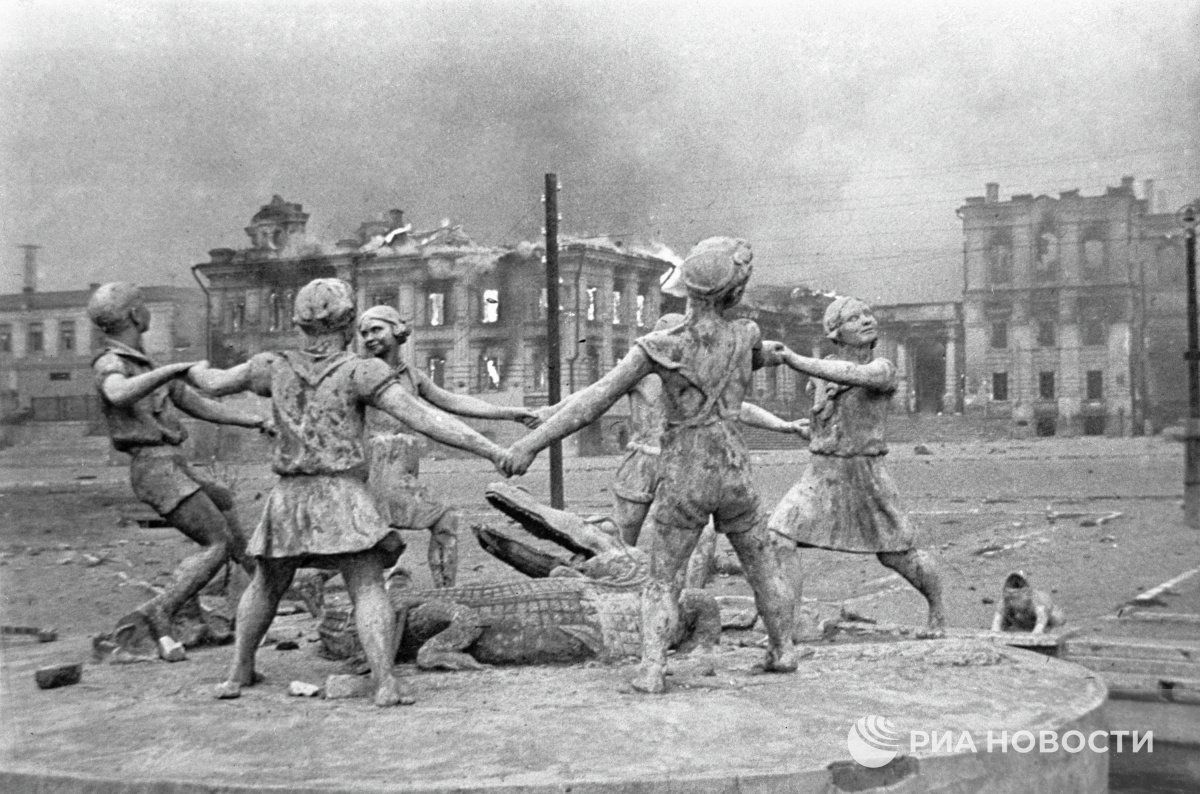 Фонтан «Бармалей» («Детский хоровод»), 1942 год © Эммануил Евзерихин, РИА Новости