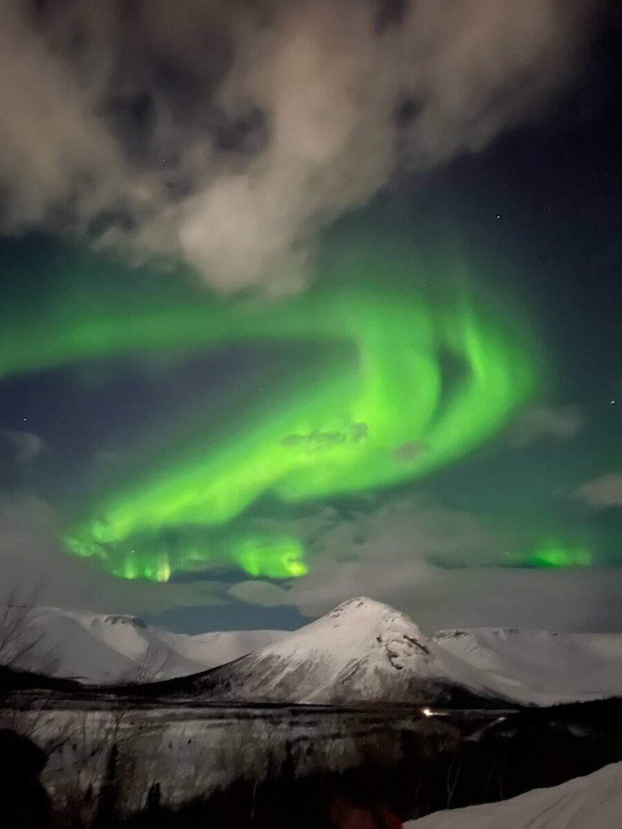 Кировск — не просто учебный курорт, а место, где можно влюбиться в зиму, почувствовать дух Заполярья и увидеть одно из самых красивых природных явлений на планете