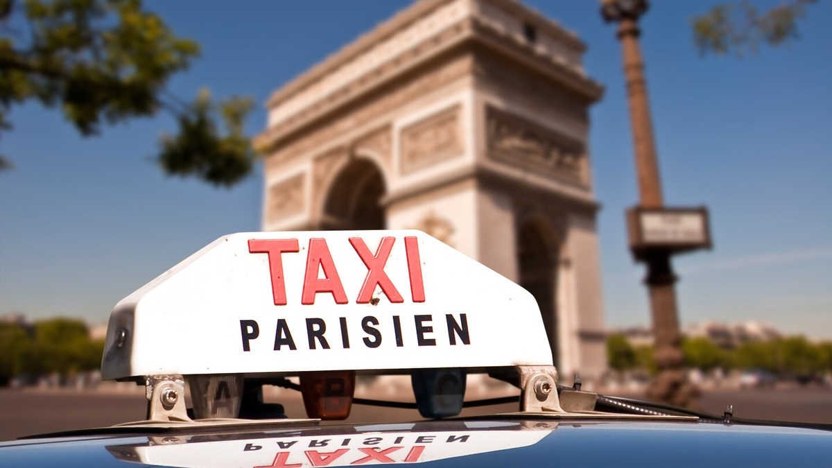      Фото: Delpixel/Shutterstock/FOTODOM У легального такси есть три признака: сверху — надпись Taxi, на правой двери — жетон с номером, а внутри — счетчик
