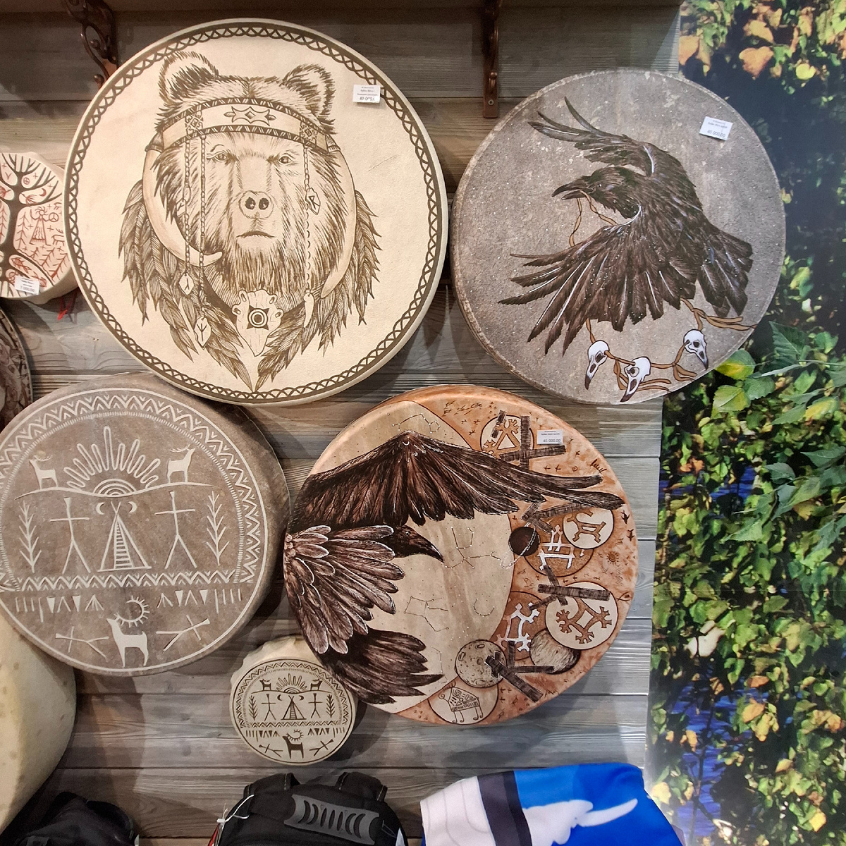 Бубен с мордой медведя - 40 тысяч рублей. Листайте карусель, там есть за 7500 р. Фото автора.