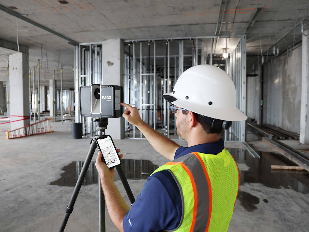 Процесс обследования здания с использованием 3D-сканера