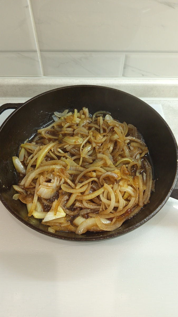 Лук полукольцами пассерую, потом добавляю соевый соус и тушу до готовности, потом туда добавляю фунчозу. 