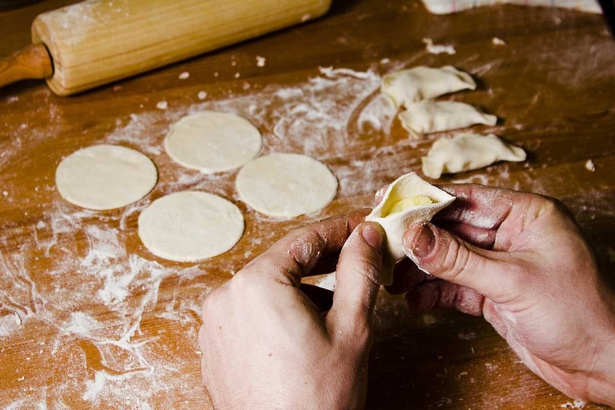 Способ лепки вареников часто передается в семье из поколения в поколение. Источник: Yuliia Yakovyna / Shutterstock / FOTODOM📷
