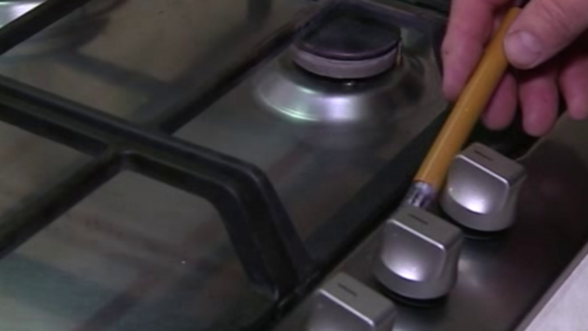    Сотрудники МЧС вместе со специалистами газовой службы проверили газ в домах курян