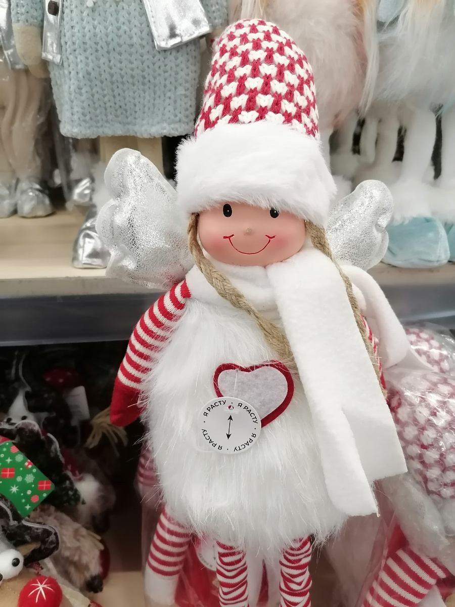 Новогодние базары в гипермаркетах стартовали и новые игрушки ждут случая порадовать нас) 