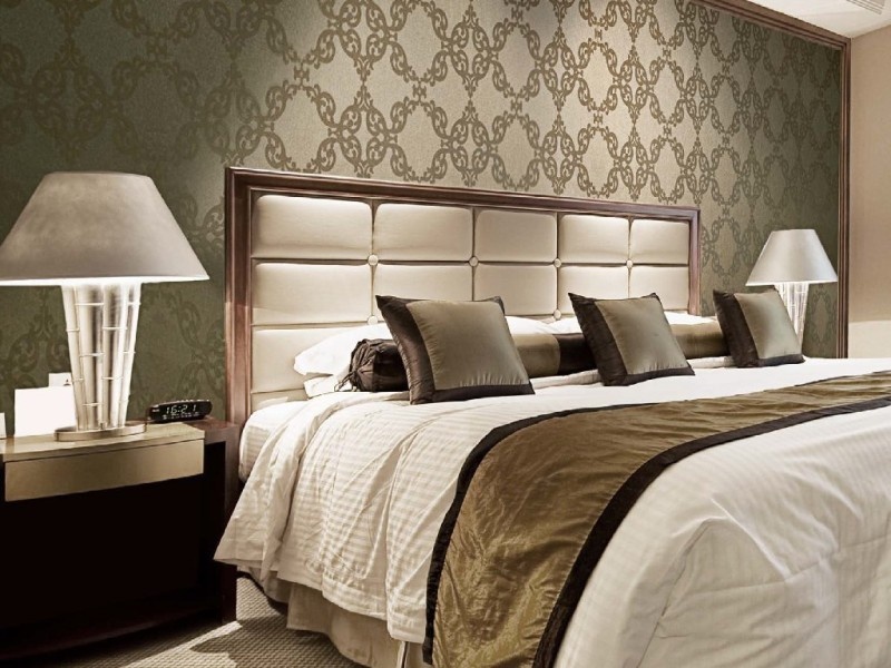 обои в интерьере спальни