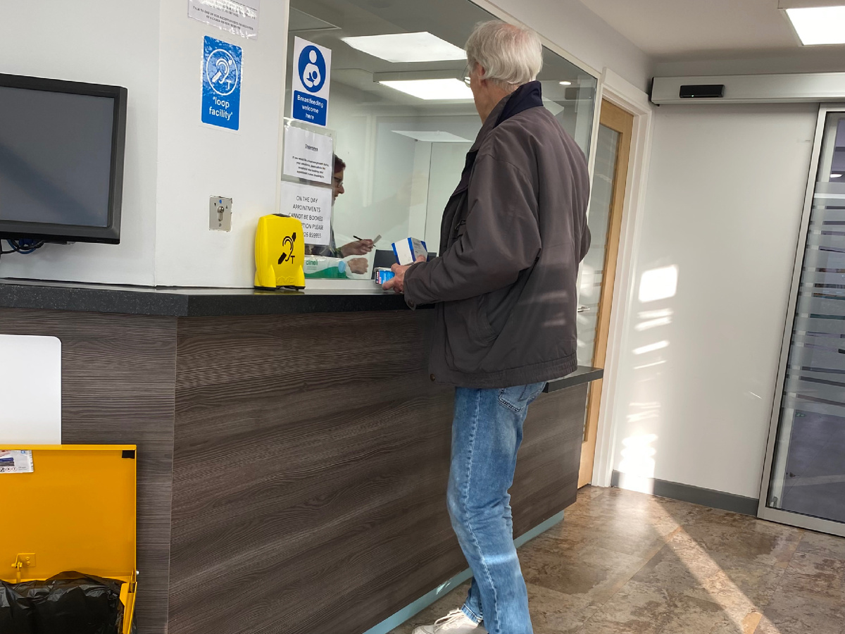 Регистратура в нашей поликлинике, самая длинная очередь не превышает 3 чел. Фото из личного архива