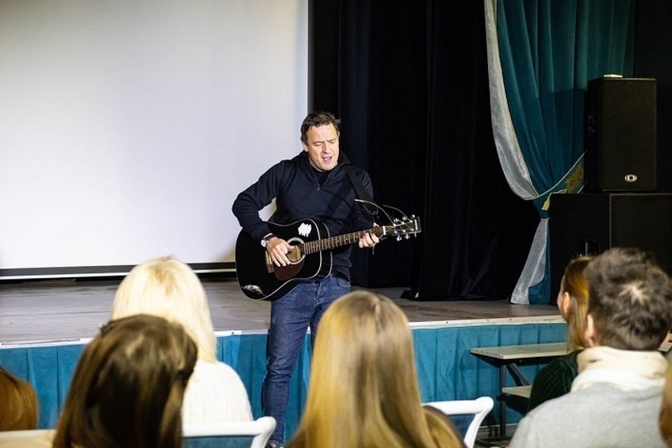    В Донецком театре кукол прошла встреча с российским актером Олегом Каменщиковым. Фото: Министерство культуры ДНР