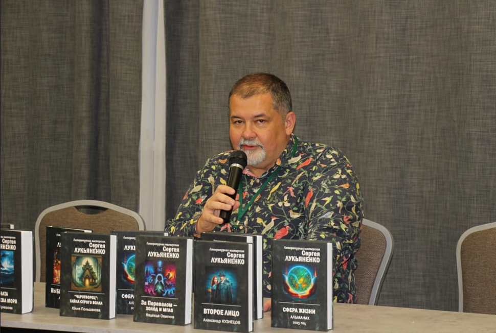 Ну как же без фотографии Мастера. Сергей Лукьяненко. Фото из интернета.