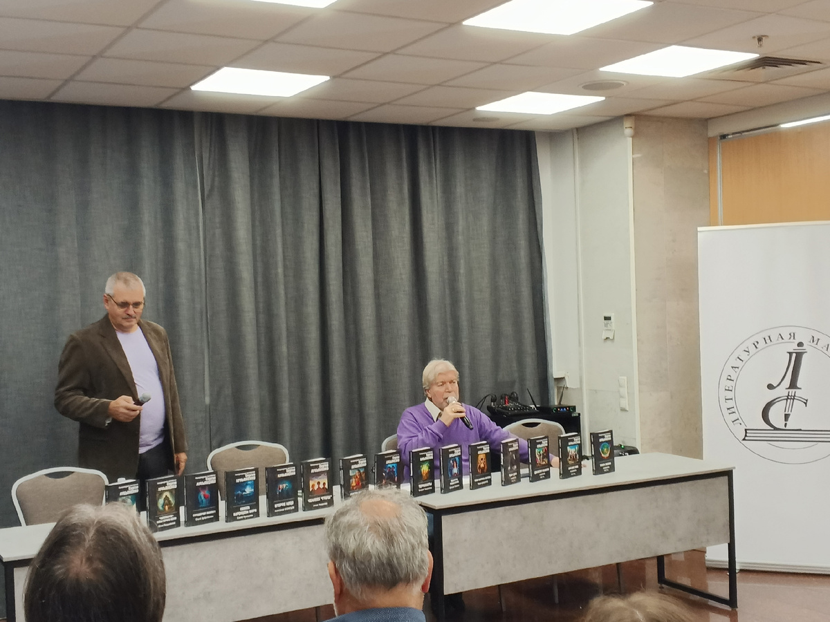 Дмитрий Байкалов и Андрей Синицын. Закрытие осенней литературной мастерской Сергея Лукьяненко 2025 года. Фото Галины Малышевой.