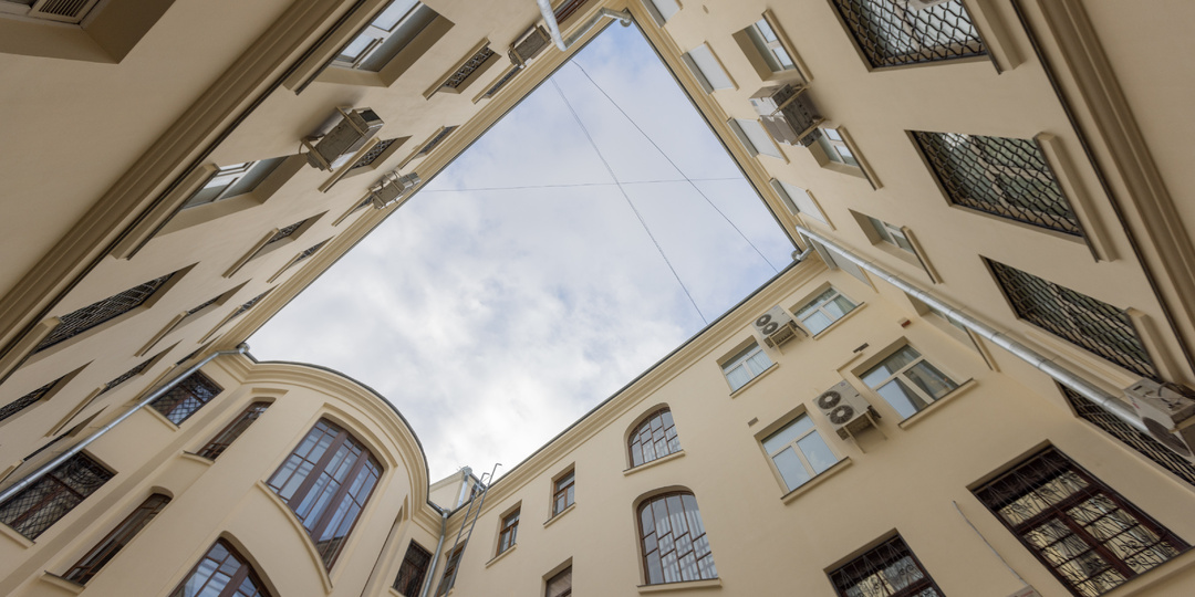 Как в центре Москвы многоэтажки по рельсам двигали