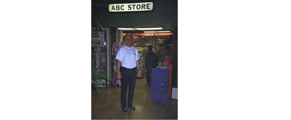  Это не тот магазин, но все равно магазин - всякая околотуристическая мелочевка