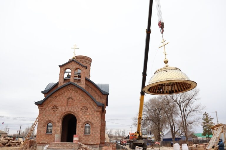    В Акбулакском районе установили купола на новом храме Оренбуржье