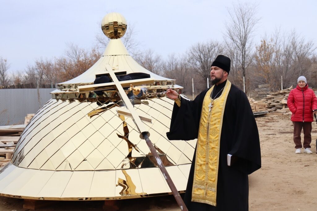     В Акбулакском районе установили купола на новом храме Оренбуржье
📷    В Акбулакском районе установили купола на новом храме Оренбуржье
