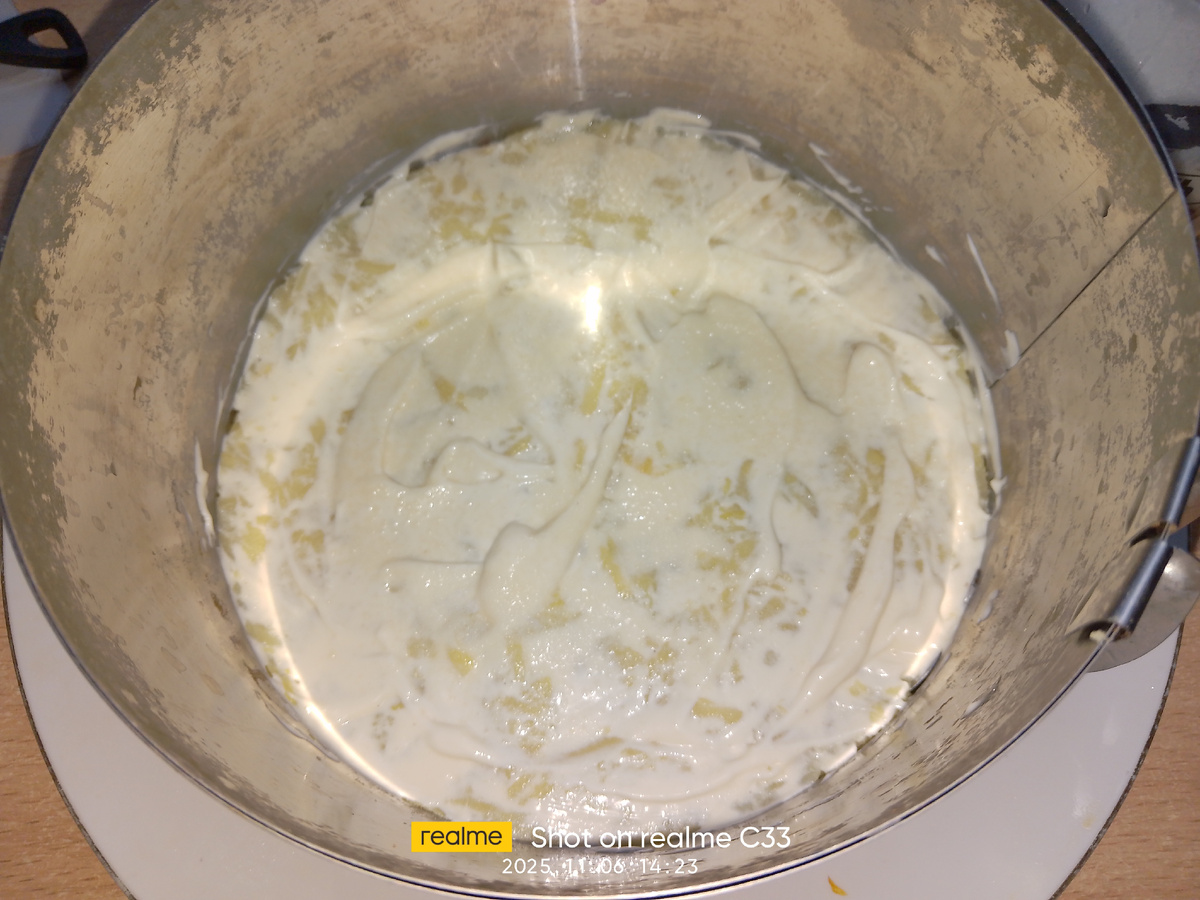 Первый слой картофель, смазываем майонезом. 👩‍🍳