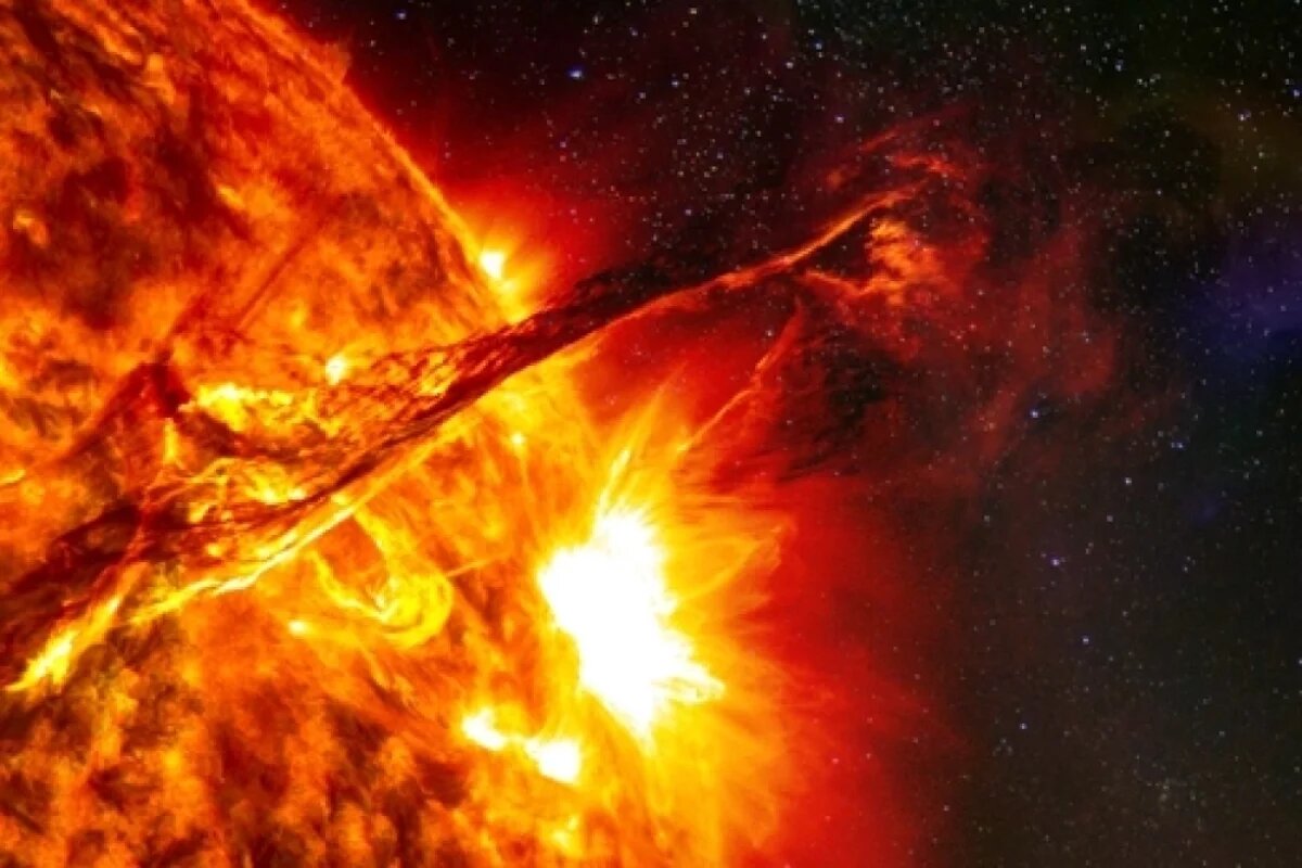    Причина текущих возмущений магнитосферы — выбросы плазмы от первых мощных вспышек, произошедших 2-3 суток назад.