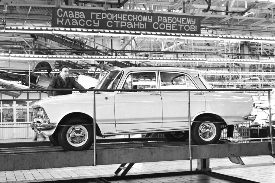 СССР. Москва. Январь 1973 г. Автомобиль Москвич-412 на главном конвейере Автомобильного завода имени Ленинского комсомола/ Валентин Хухлаев/ ТАСС  📷
