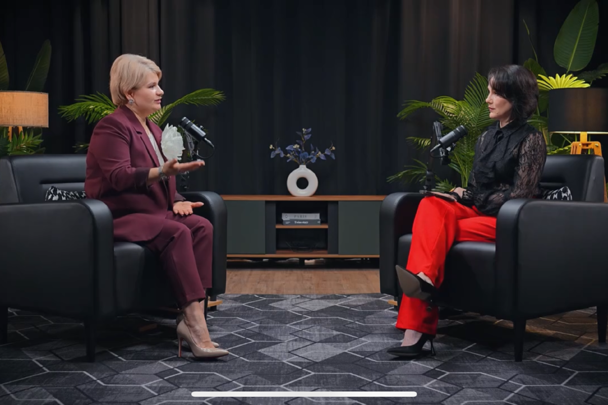 Кадр из выпуска Олеси Сайдерис с профориентологом Натальей Карпелевой.